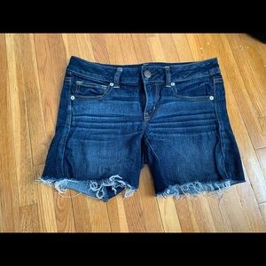 American Eagle - Dark wash fringe short